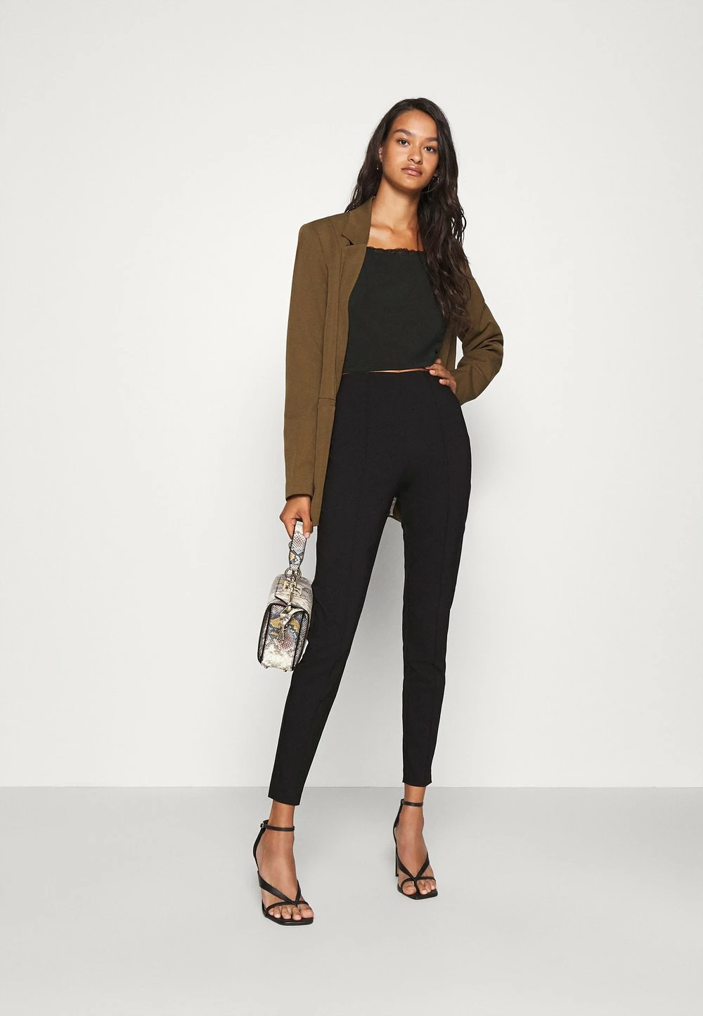 Prix Affortable Even&Odd 90S NECKLINE TRIM CROPPED CAMI - Débardeur t-shirts et tops col carré femme 4 Prix Affortable Even&Odd 90S NECKLINE TRIM CROPPED CAMI - Débardeur t-shirts et tops col carré femme – Image 2