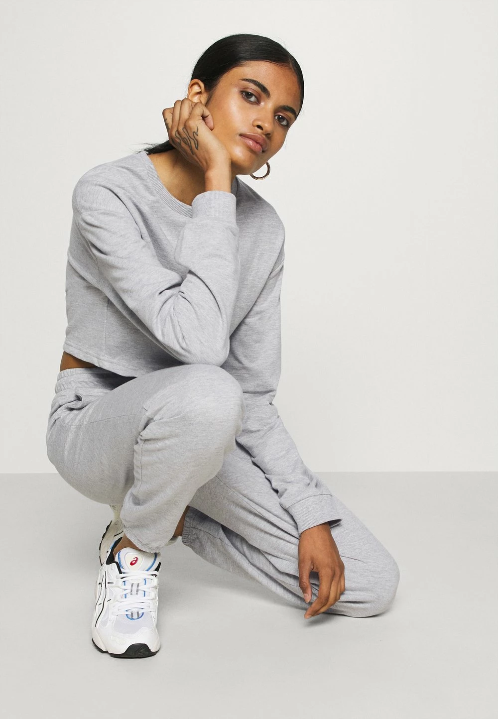 Even&Odd SWEAT SET CROPPED SWEATSHIRT & LOOSE JOGGER - Sweatshirt Soldes En Ligne pulls et gilets haute femme 7 Even&Odd SWEAT SET CROPPED SWEATSHIRT & LOOSE JOGGER - Sweatshirt Soldes En Ligne pulls et gilets haute femme – Image 5