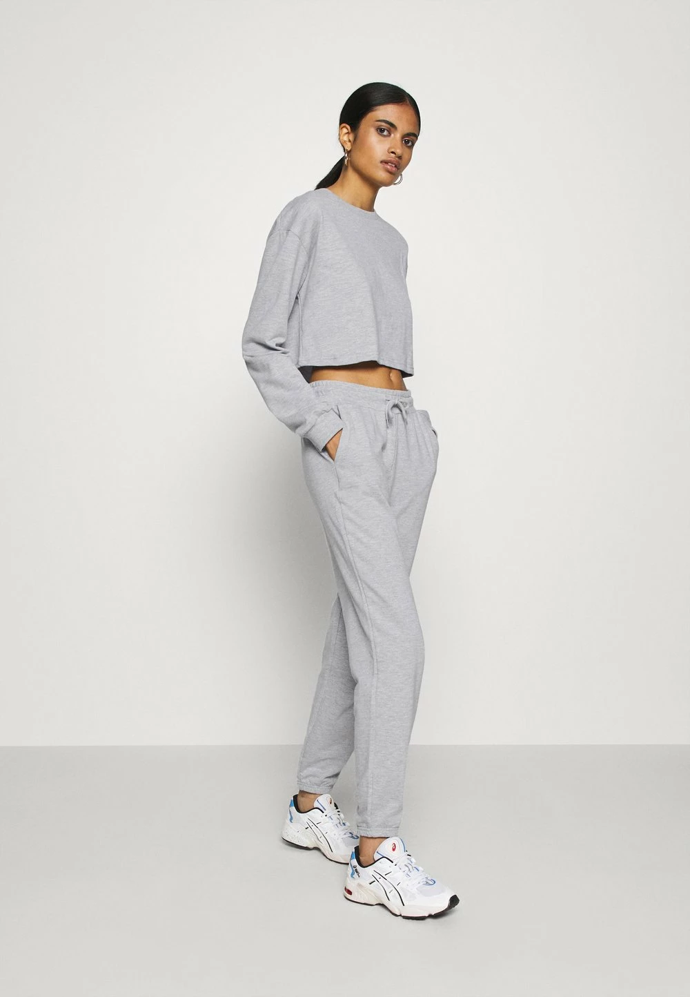 Even&Odd SWEAT SET CROPPED SWEATSHIRT & LOOSE JOGGER - Sweatshirt Soldes En Ligne pulls et gilets haute femme 4 Even&Odd SWEAT SET CROPPED SWEATSHIRT & LOOSE JOGGER - Sweatshirt Soldes En Ligne pulls et gilets haute femme – Image 2